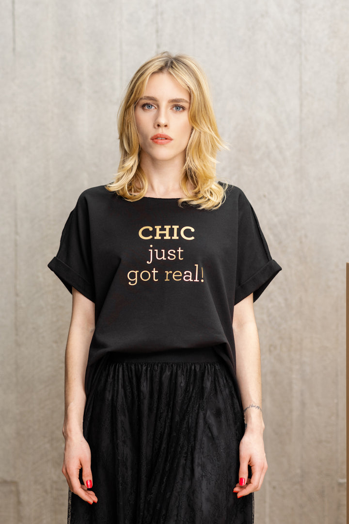 Le chic est devenu réalité ! T-shirt décontracté et élégant